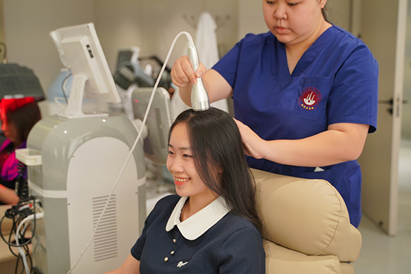 Khách hàng nữ rụng tóc sau sinh kéo dài