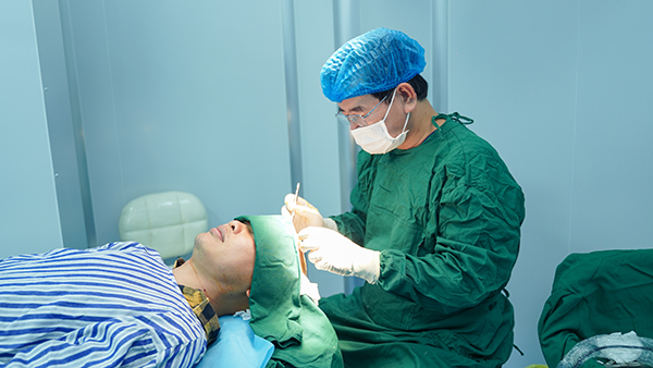 Bác sĩ Vương cấy tóc Y học Quốc tế thực hiện cấy tóc